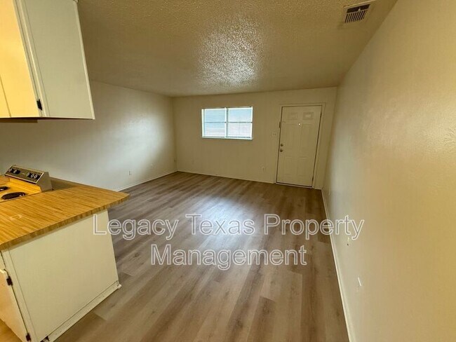 1700 Short St Cleburne, TX 76033 photo 3