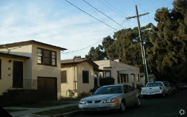 Cecelia Court Apartments photo 2