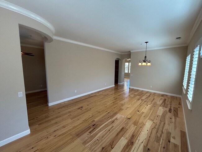 Beautifully Updated 2 Bed 2 Bath Home in 55+ Summerset Community photo 2