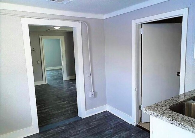 412 N 8th St South Houston, TX 77587 photo 4