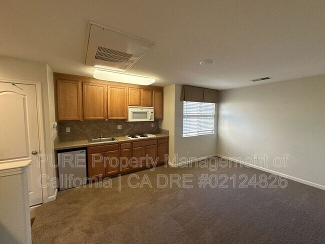 2218 Versailles St Santa Rosa, CA 95403 photo 5