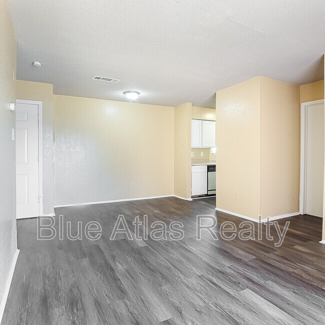8030 Cambridge Circle, White Settlement, TX 76108 photo 3