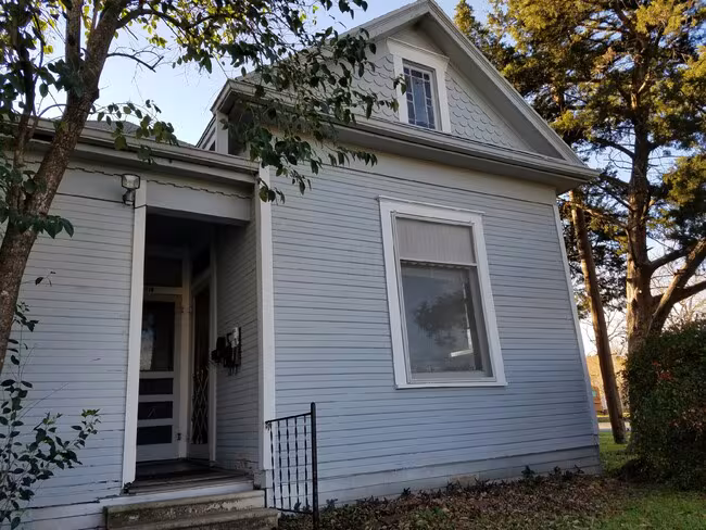 319 N Doak St Taylor, TX 76574 photo 2