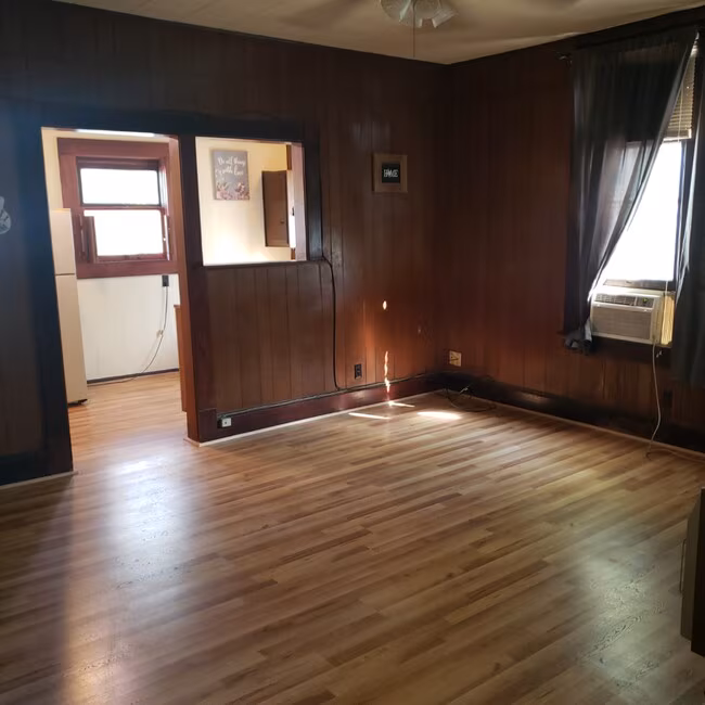 319 N Doak St Taylor, TX 76574 photo 5