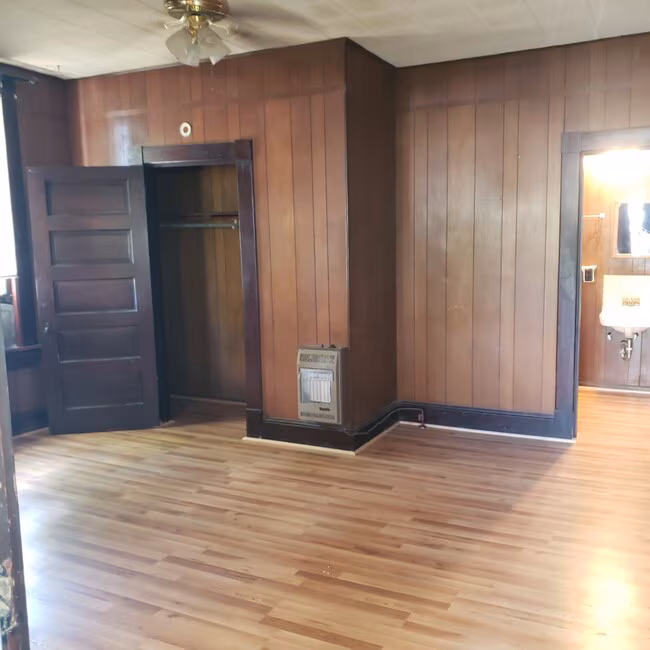 319 N Doak St Taylor, TX 76574 photo 3