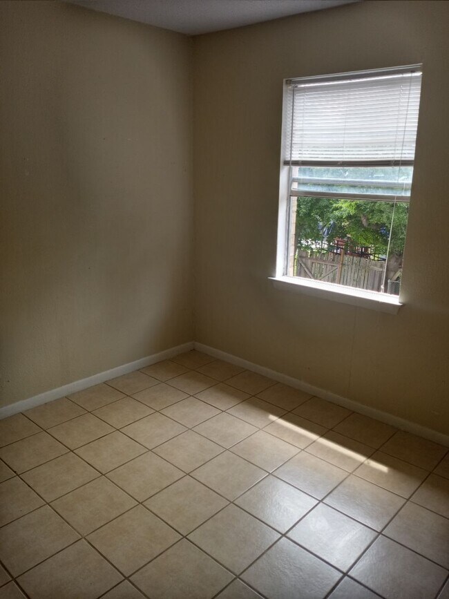 1201 N College St Killeen, TX 76541 photo 2