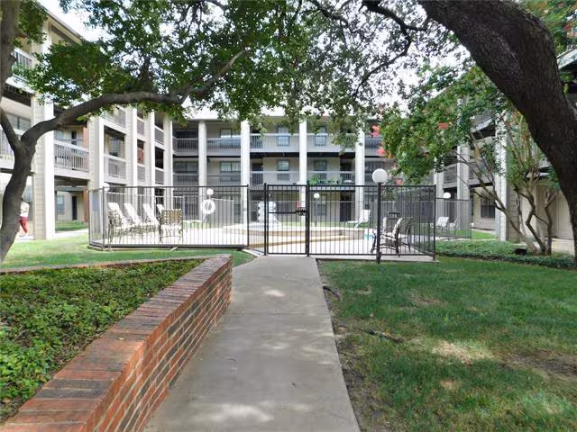 218 N Texas Blvd Denton, TX 76201 photo 3