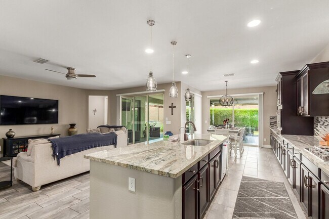 Spacious 4BR House in Goodyear photo 3