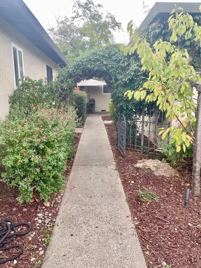 1042 W Hacienda Ave Campbell, CA 95008 photo 2