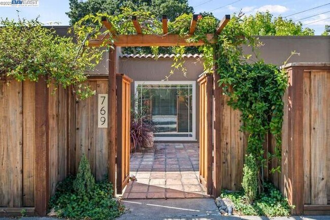 769 Vincente Ave Berkeley, CA 94707 photo 2