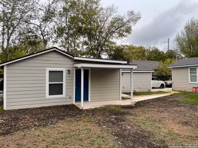 1815 Santa Barbara St San Antonio, TX 78201 photo 2