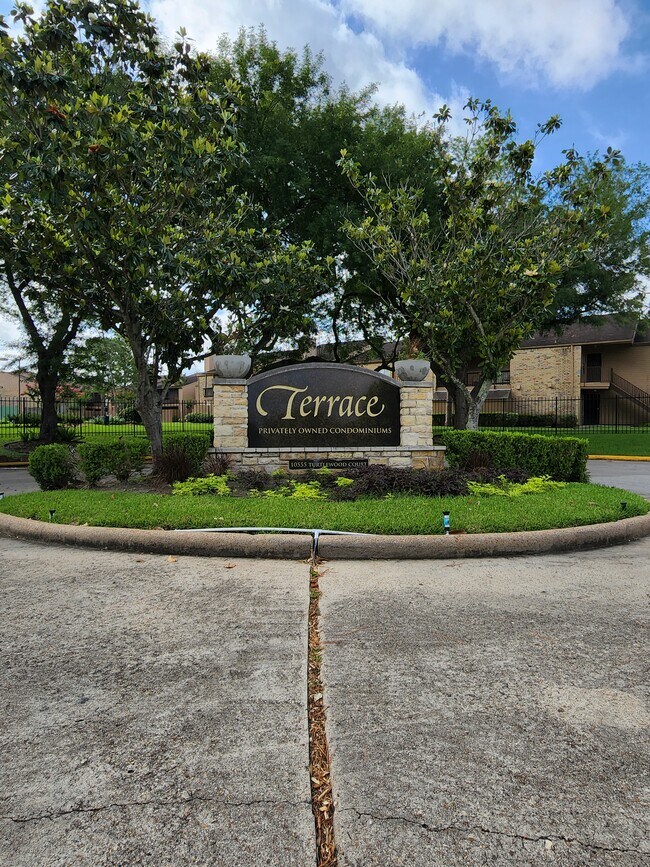 10555 Turtlewood Ct Houston, TX 77072 photo 3