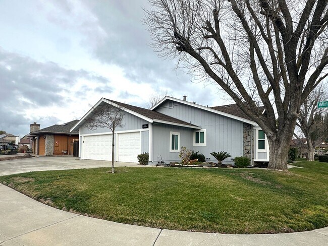 Beautiful 3 Bedroom on corner lot with RV parking in Brentwood photo 2