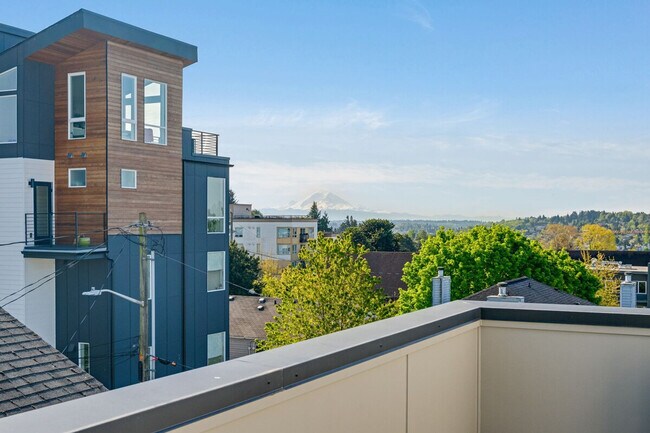 1600 Lake Washington Blvd Seattle, WA 98122 photo 2