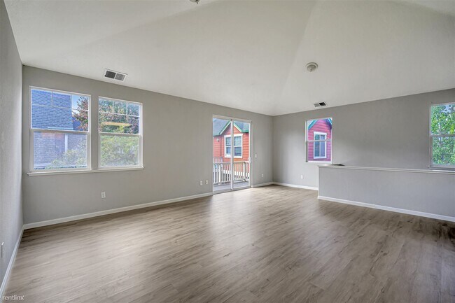 1467 Maple Ave Santa Rosa, CA 95404 photo 4