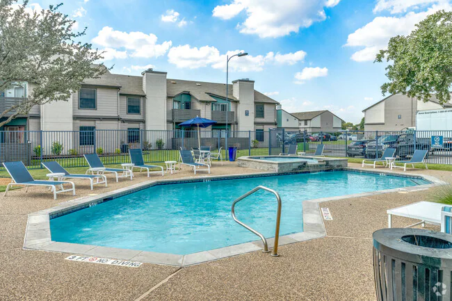 Ashton Apartments photo 5