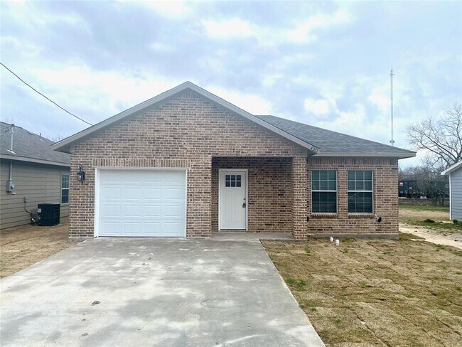 4311 Spencer Street, Greenville, TX 75401 photo 2