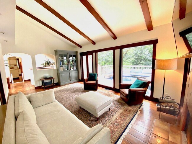 Beautiful 5 Bedroom Mill Valley Home Close to Town photo 3
