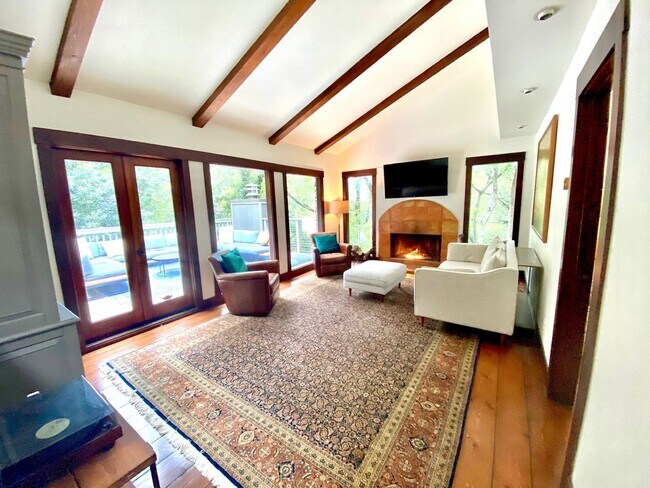 Beautiful 5 Bedroom Mill Valley Home Close to Town photo 4