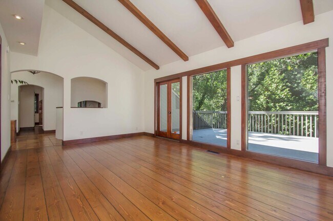 Beautiful 5 Bedroom Mill Valley Home Close to Town photo 5