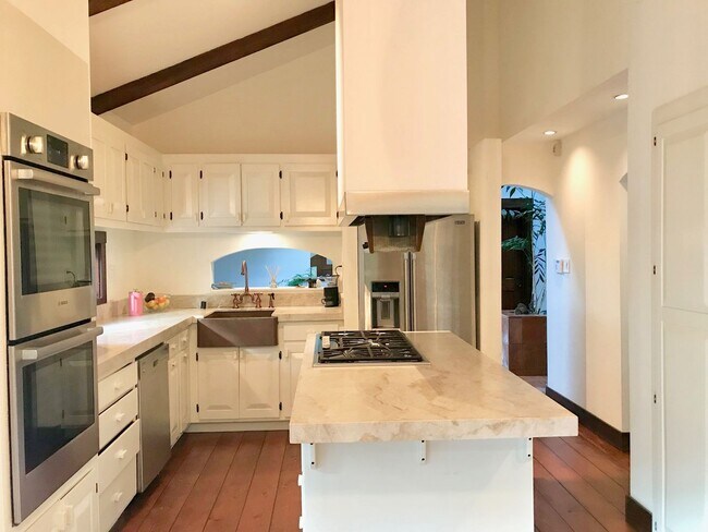 Beautiful 5 Bedroom Mill Valley Home Close to Town photo 2