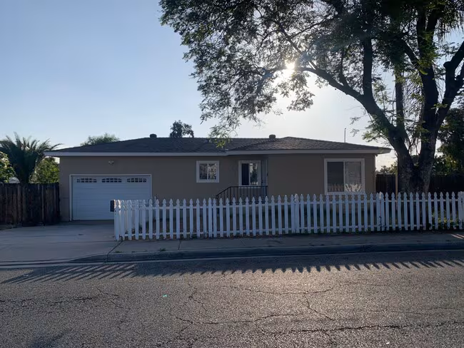 894 Grape St El Cajon, CA 92021 photo 2
