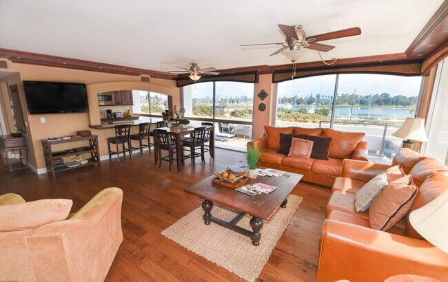 1770 Avenida Del Mundo Coronado, CA 92118 photo 2