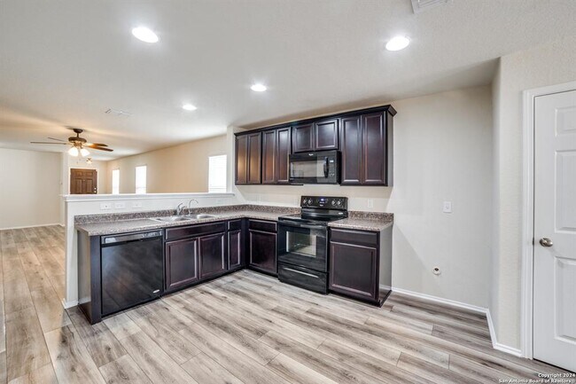 10335 Castello Cyn San Antonio, TX 78254 photo 5