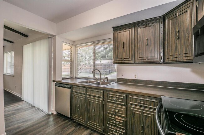 3026 Burning Tree Lane, Garland, TX 75042 photo 4