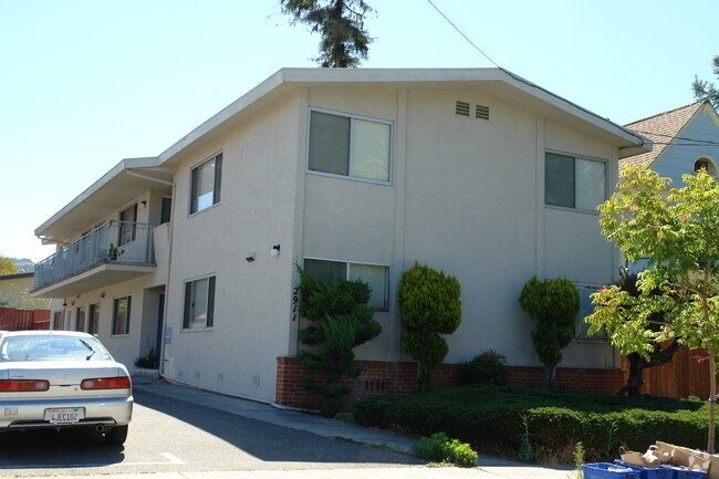 2911 Deakin photo 2