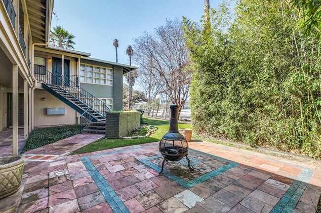 1803 La Sombra Dr San Antonio, TX 78209 photo 2
