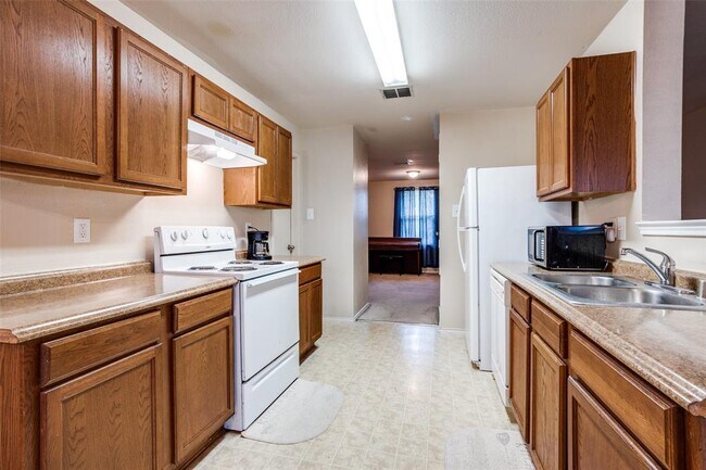 1006 Hollow Oak Road, Lancaster, TX 75134 photo 4