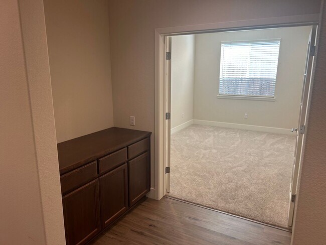 Spacious Single Story 4 Bed 3.5 Bath Home photo 3