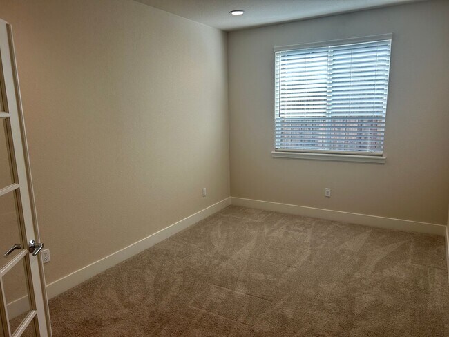 Spacious Single Story 4 Bed 3.5 Bath Home photo 4