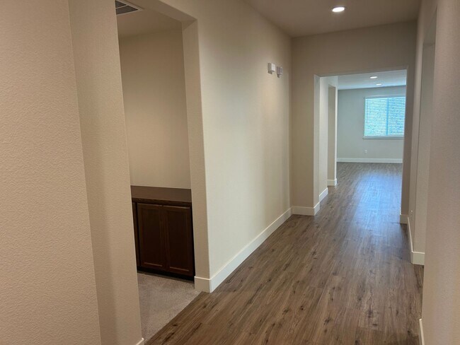 Spacious Single Story 4 Bed 3.5 Bath Home photo 2