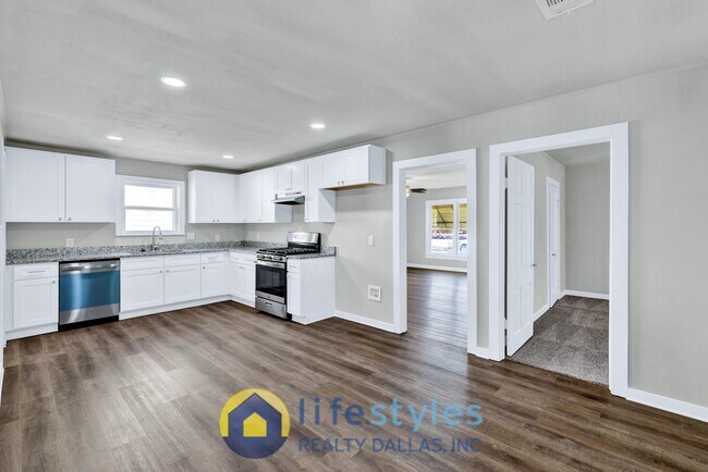 907 NW Main St Ennis, TX 75119 photo 4