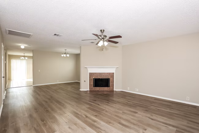 6736 Ambercrest Dr Arlington, TX 76002 photo 4