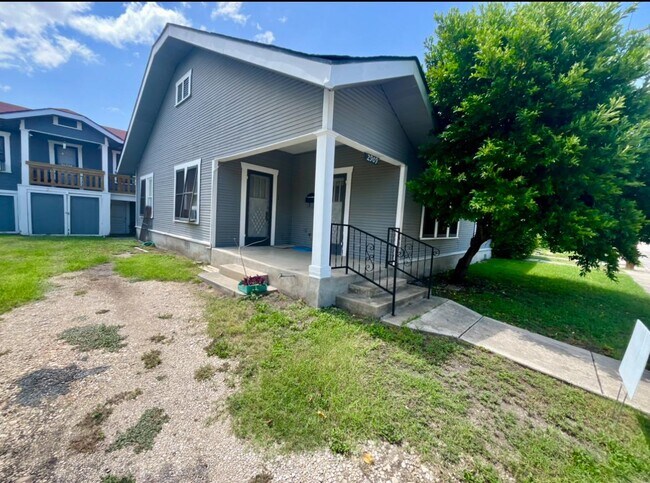 2907 N Elmendorf St San Antonio, TX 78201 photo 2