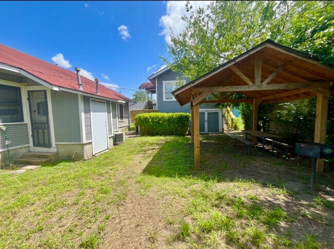 2907 N Elmendorf St San Antonio, TX 78201 photo 4