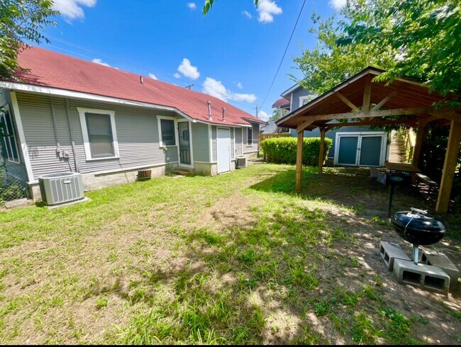 2907 N Elmendorf St San Antonio, TX 78201 photo 5