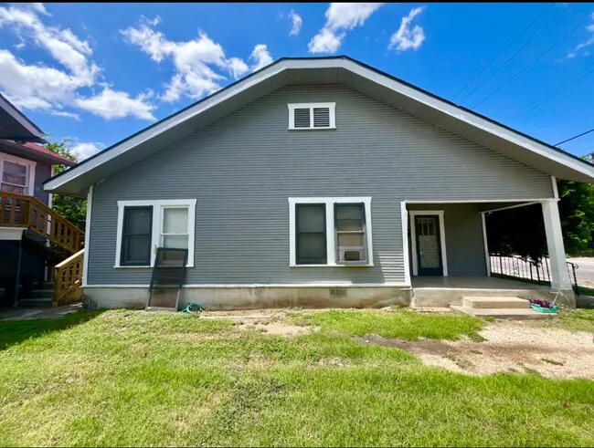 2907 N Elmendorf St San Antonio, TX 78201 photo 3