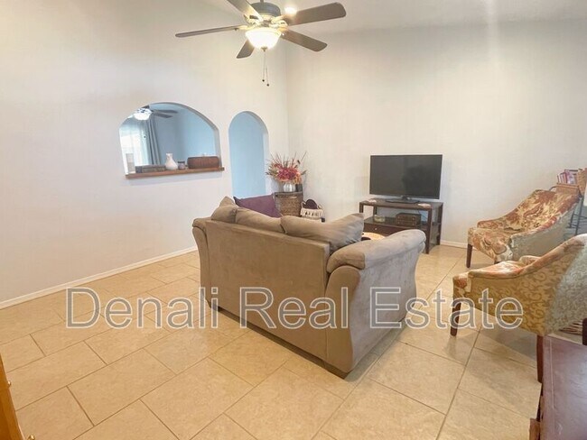 1336 E Don Carlos Ave photo 2