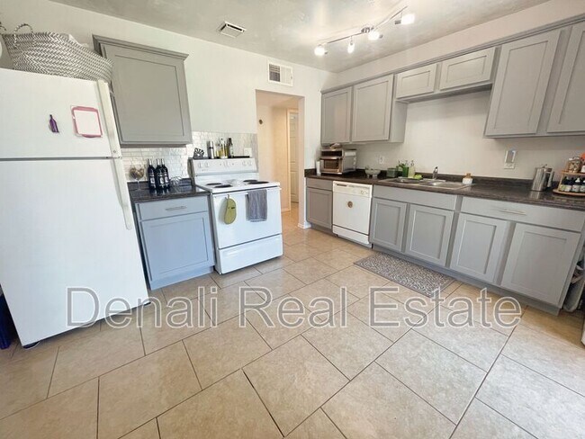 1336 E Don Carlos Ave photo 5