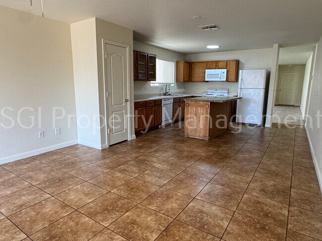 2407 W Mobile Ln Phoenix, AZ 85041 photo 5