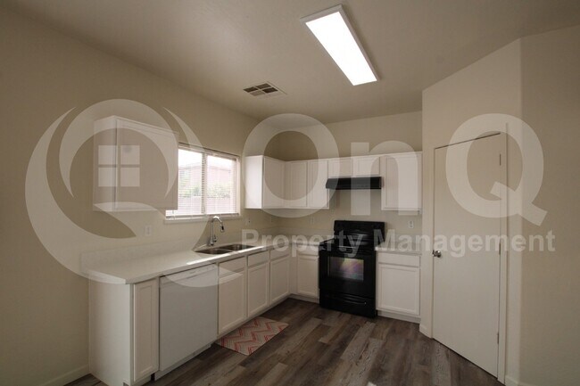 615 E Cody Dr Phoenix, AZ 85040 photo 4