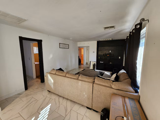 3518 W Lynwood St Phoenix, AZ 85009 photo 2