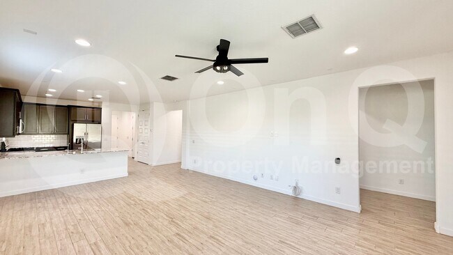 16416 W Saguaro Park Ln Surprise, AZ 85387 photo 3