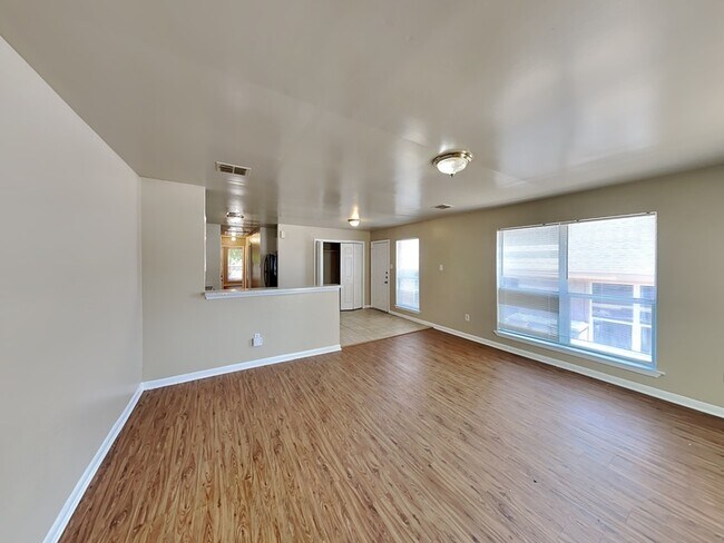 2957 Loving Avenue, Fort Worth, TX 76106 photo 2