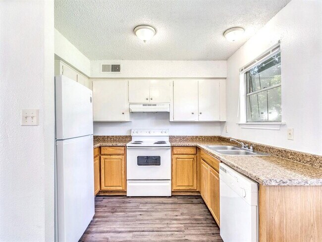 744 Martindale Rd San Marcos, TX 78666 photo 4