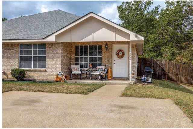 327 Shady Valley Drive, Mansfield, TX 76063 photo 2
